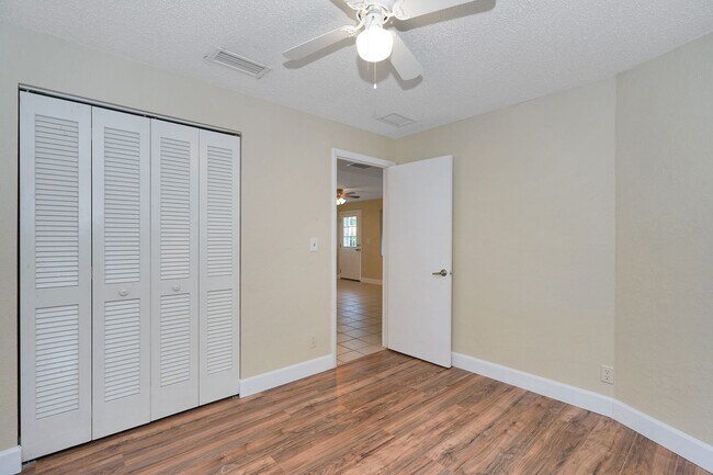 Building Photo - 2716 SW 46th St