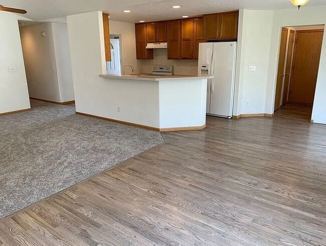 Building Photo - Spacious Single-Family Home in Established Wellington Neighborhood