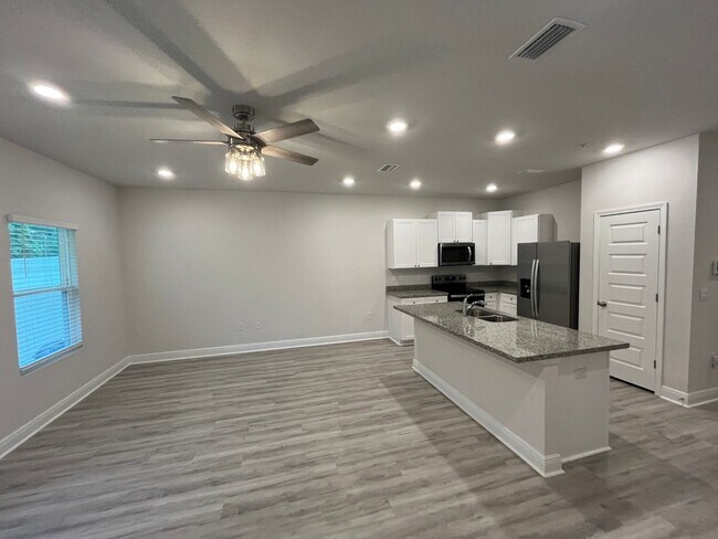 Building Photo - New Townhome near UWF and Nine Mile RD