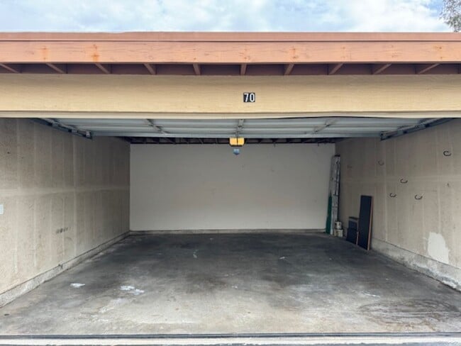 Building Photo - Serene 2 bedroom townhome