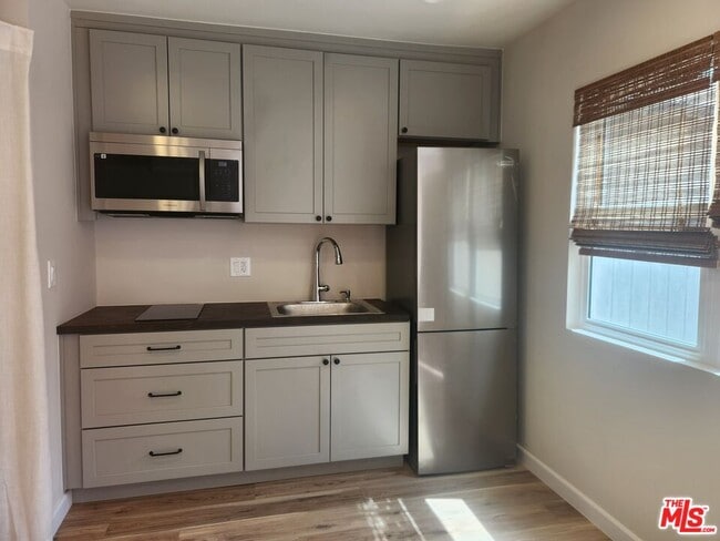 Building Photo - 2025 Addison Way