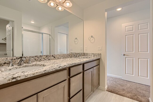 Building Photo - Welcome to this 3 bed, 2 and half bath town-home in Briargate area