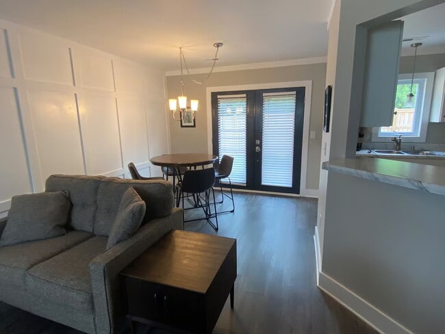 Building Photo - Beautiful 3 bed, 2 bath in Central
