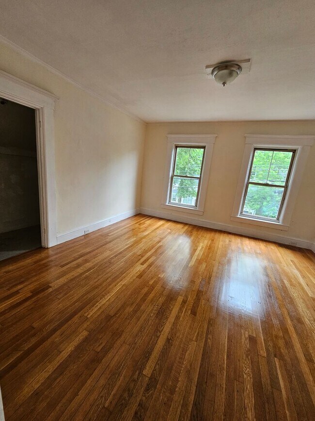 Building Photo - 605 Hall St