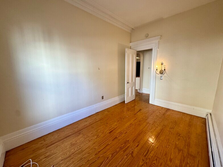 Building Photo - 123 Almy St