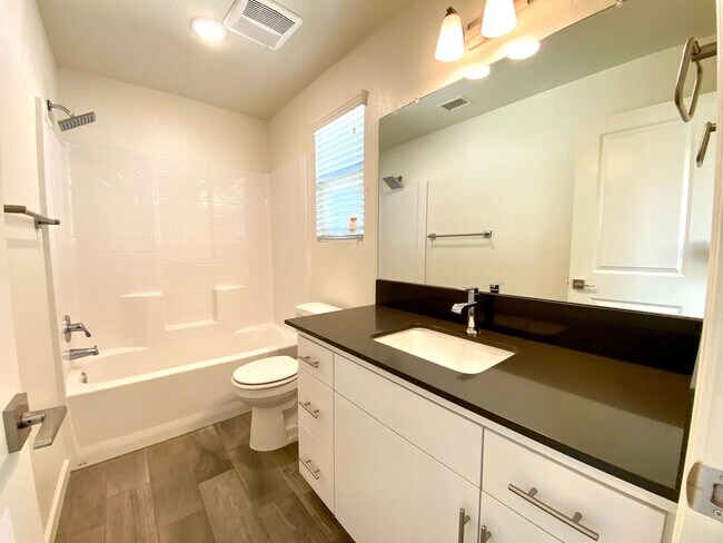 Building Photo - $2,195, 3 Bedroom In Gated Community with ...
