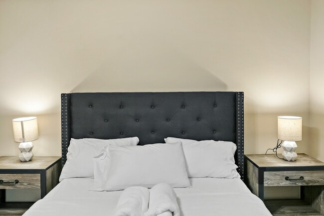 Building Photo - 9 S Walter Reed Dr