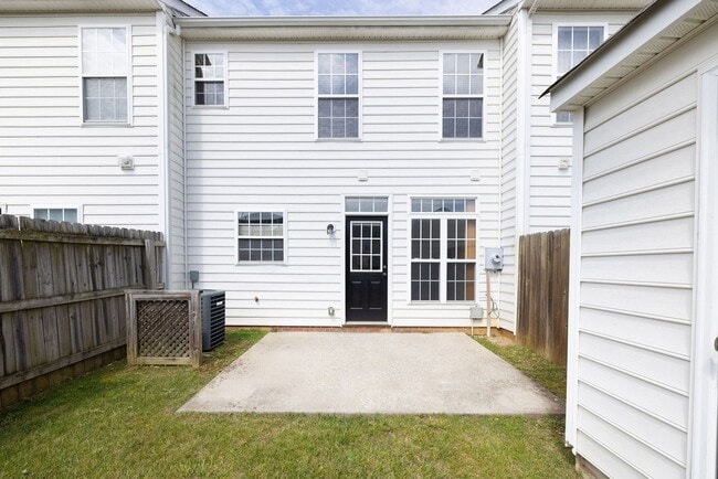 Building Photo - Well-maintained townhouse in Richmond