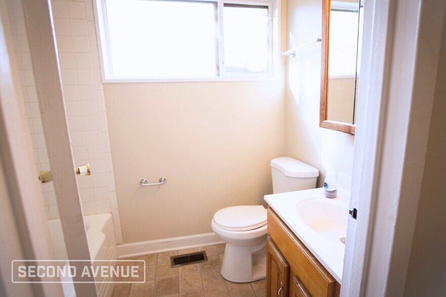 Building Photo - 490 Shabbona Dr