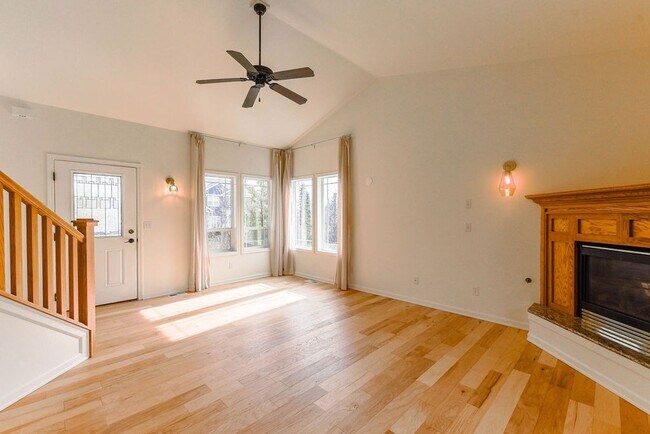 Building Photo - Beautiful 3 bed/2.5 bath single family hom...