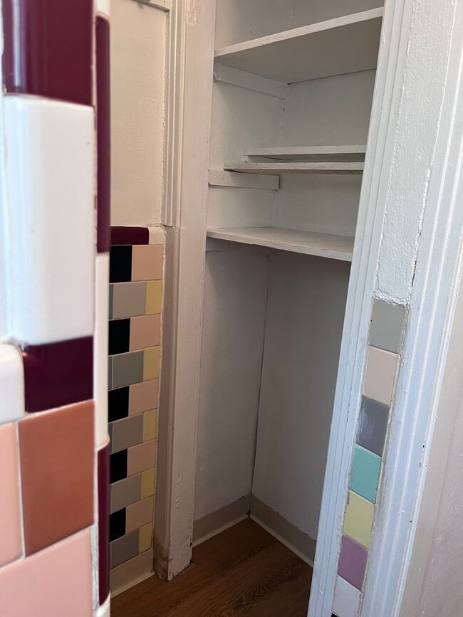 Building Photo - Adorable 1 bedroom 1 bath for rent near Kenwood!