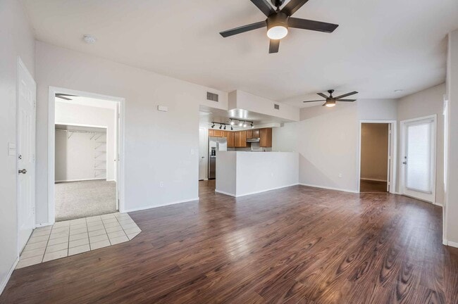 Building Photo - Gated Community Luxury Condo!