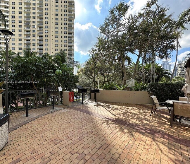 Building Photo - 520 Brickell Key Dr
