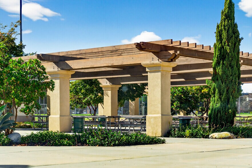 Building Photo - 660 Camino de la Luz