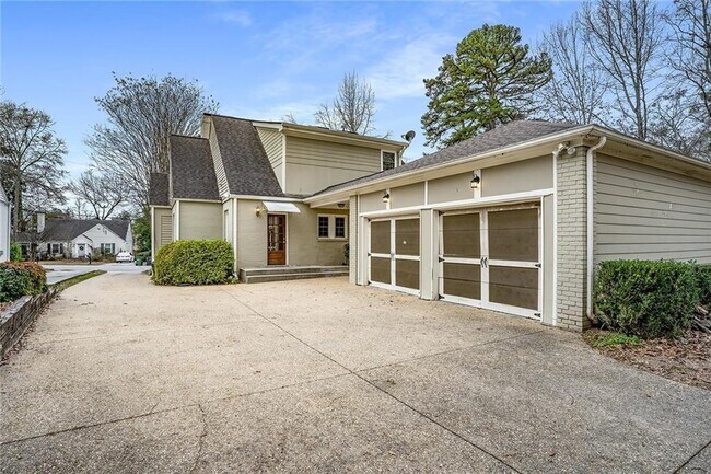 Building Photo - 2918 N Hills Dr NE