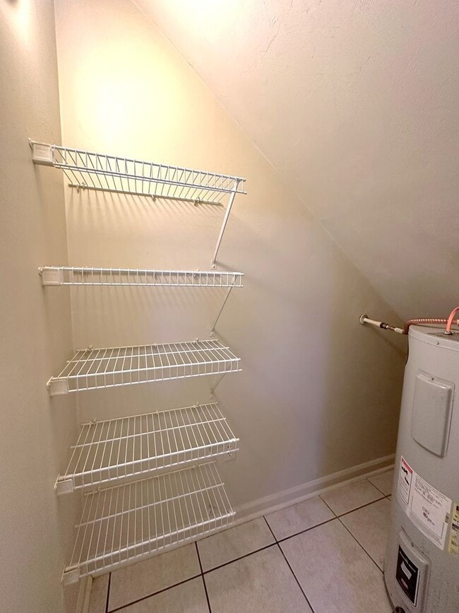 Building Photo - AWESOME 3/3 with No Carpet, Large Bedrooms, & More! $1300/month Avail Now!