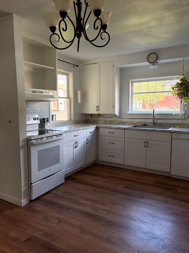 Building Photo - Newly Remodeled Two Bedroom with Sun Room!