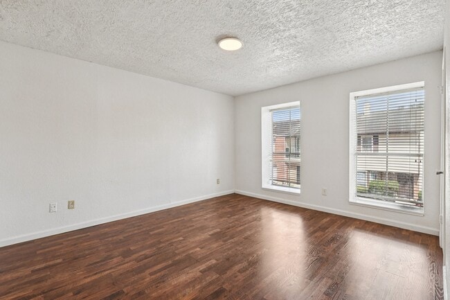 Building Photo - 7700 Creekbend Dr