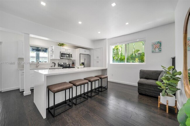 Building Photo - 1745 SW 10th St