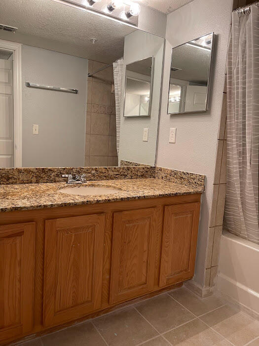 Building Photo - 211 SW Palm Dr