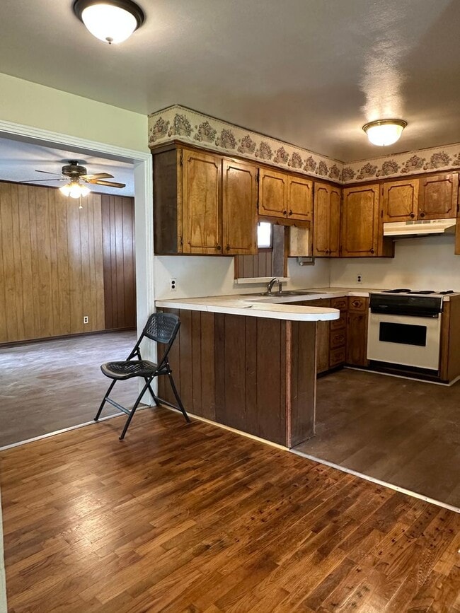 Building Photo - 3 Bedroom 2 bathroom home central air and ...