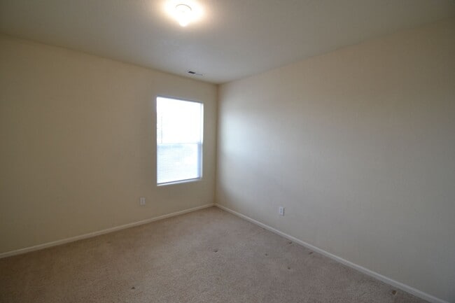 Building Photo - 3 Bedroom Townhome Available Now!