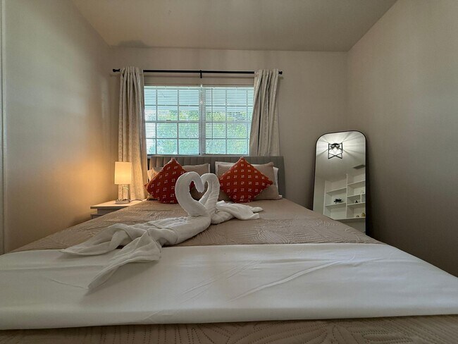 Building Photo - 904 15th St NE