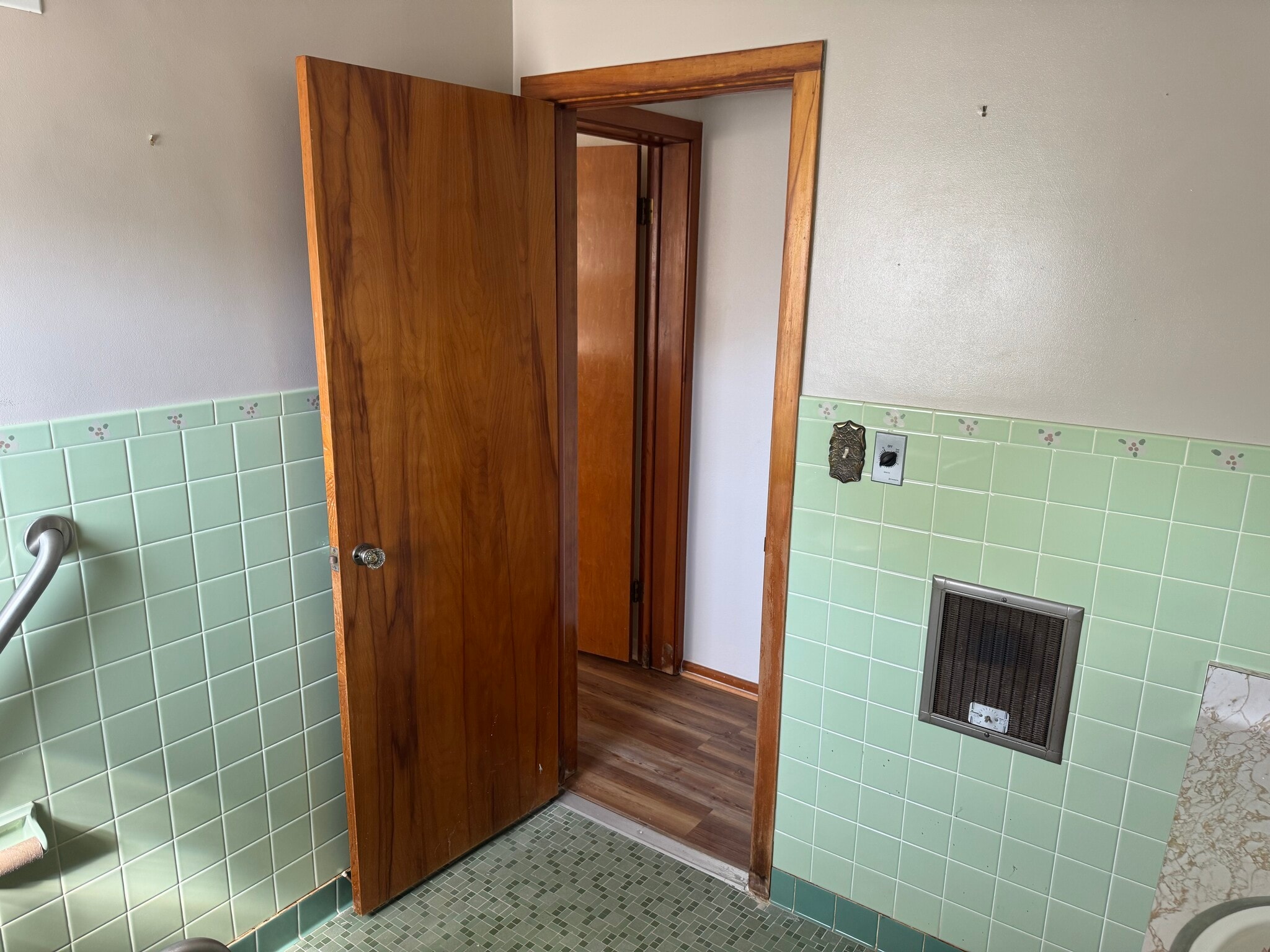 Bathroom picture #2 - 2009 Durand Ave