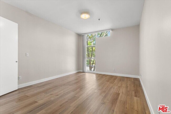 Building Photo - 5350 White Oak Ave