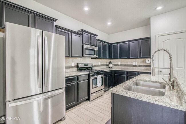 Building Photo - 7517 Red Cedar Dr