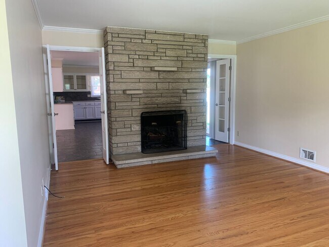 Building Photo - Gorgeous, Updated 3 Bedroom, 2 Bath Ranch ...