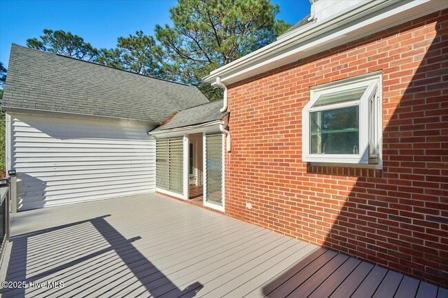 Building Photo - 300 Dogwood Ln