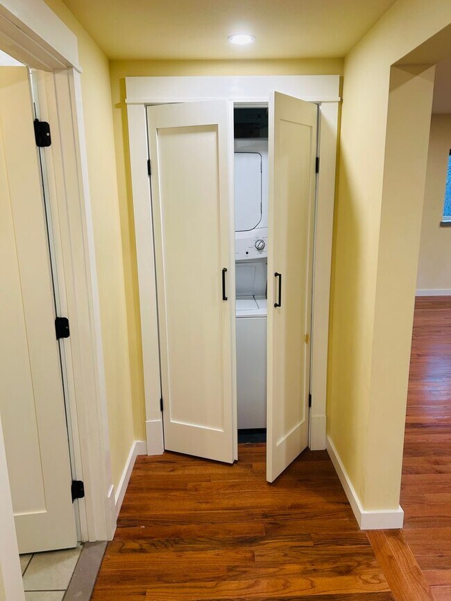 Building Photo - 605 Alderson Ave