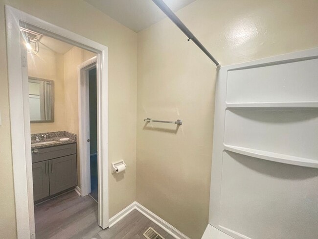 Building Photo - The Perfect 3 Bed, 1.5 Bath Cozy Townhouse