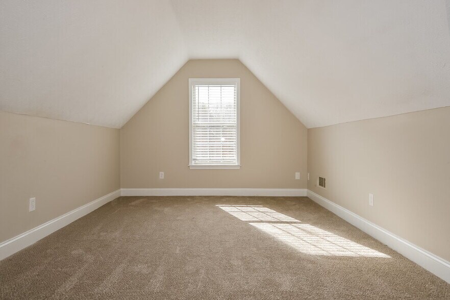 Building Photo - 453 Aviemore Loop