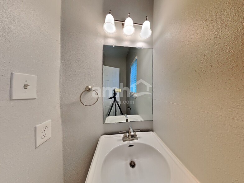 Building Photo - 18007 Oakloch Ct