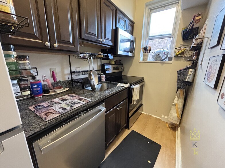 Building Photo - 1477 Beacon St