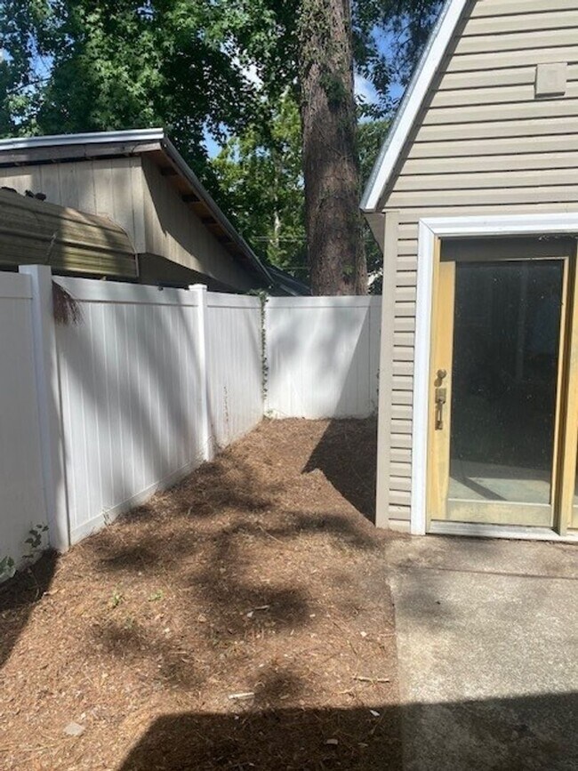 Building Photo - Lovely 3 Bedroom Rambler