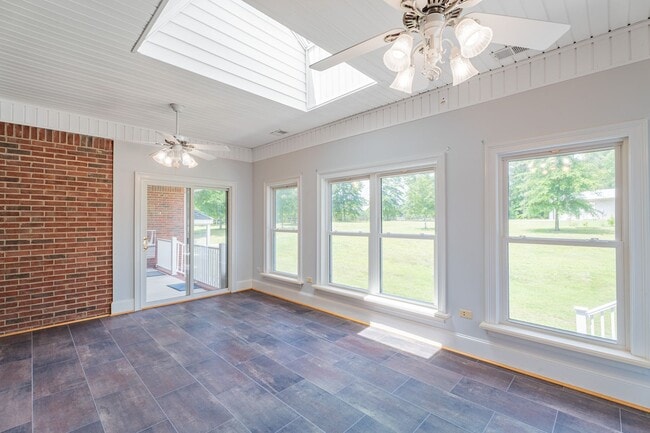 Building Photo - 785 Glenwood Dr