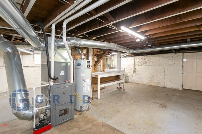 Building Photo - Gorgeous 2 Bedroom Victorian Home!