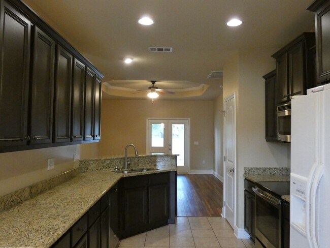 Building Photo - 3-Bedroom All Brick Home - Terra Bella