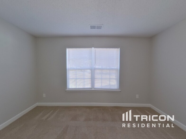 Building Photo - 2918 Brekonridge Centre Dr