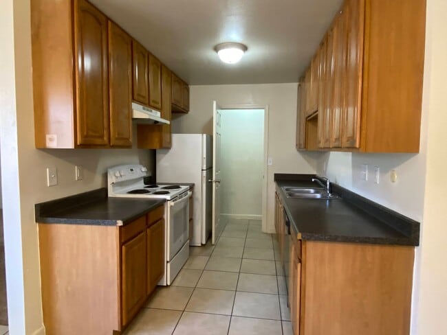 Building Photo - Spacious Duplex with Two Bedrooms, Two Bathrooms and Two Car Garage