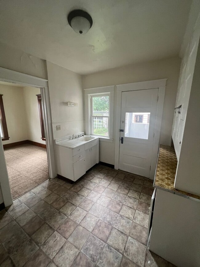 Building Photo - Large 4 Bedroom House