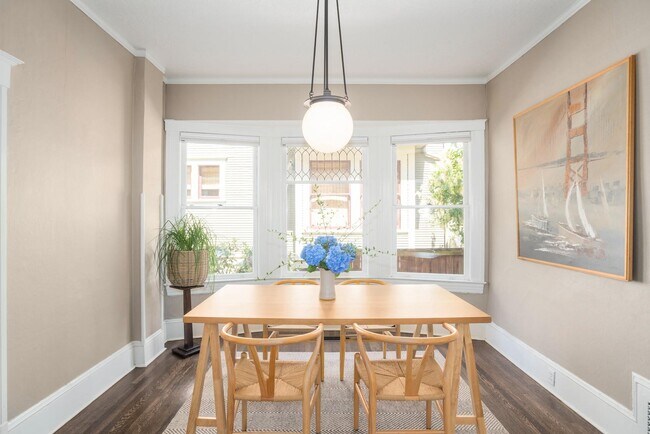 Building Photo - 1518 SE Poplar Ave