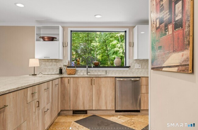 Building Photo - 92 Kenmore Rd