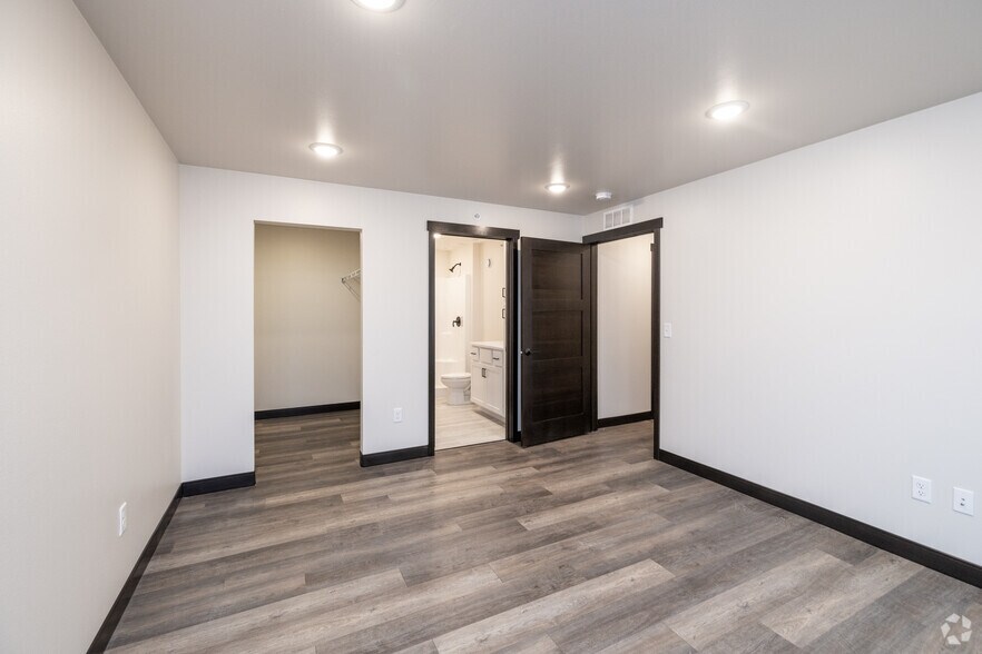 2BR, 2BA - 963SF - Primary Bedroom - The Forde