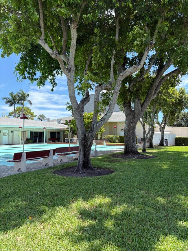 Building Photo - 2770 Garden Dr S