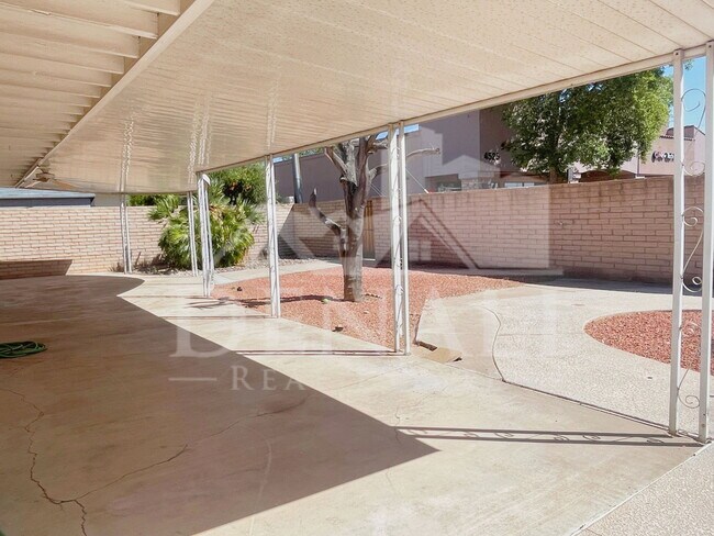 Building Photo - 2401 E Meadowbrook Ave