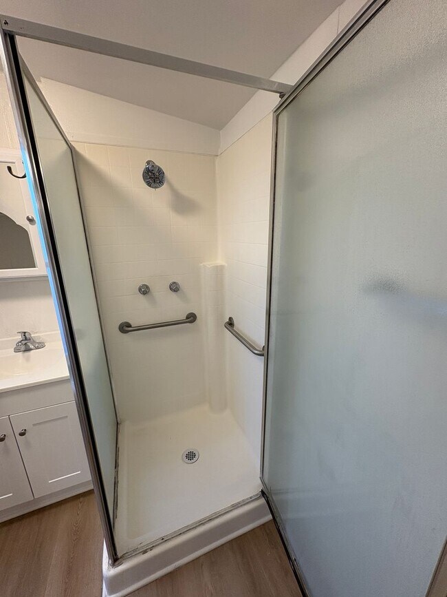 Building Photo - Studio Located Downtown Ventura, Close to ...